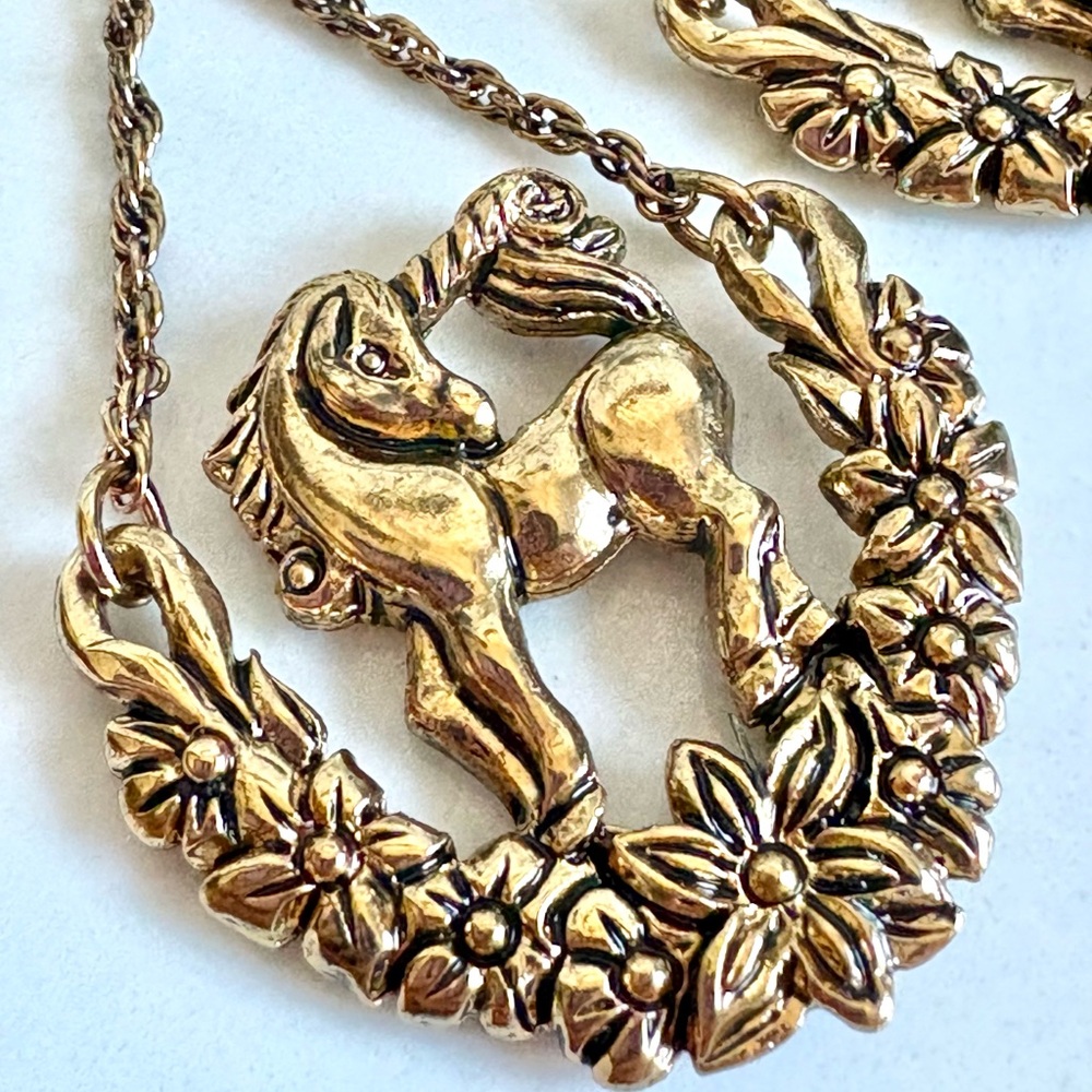 Vintage Avon 1994 Mystic Unicorn Floral Wreath Gold Clip Dangle Earrings Rare - Picture 3 of 9